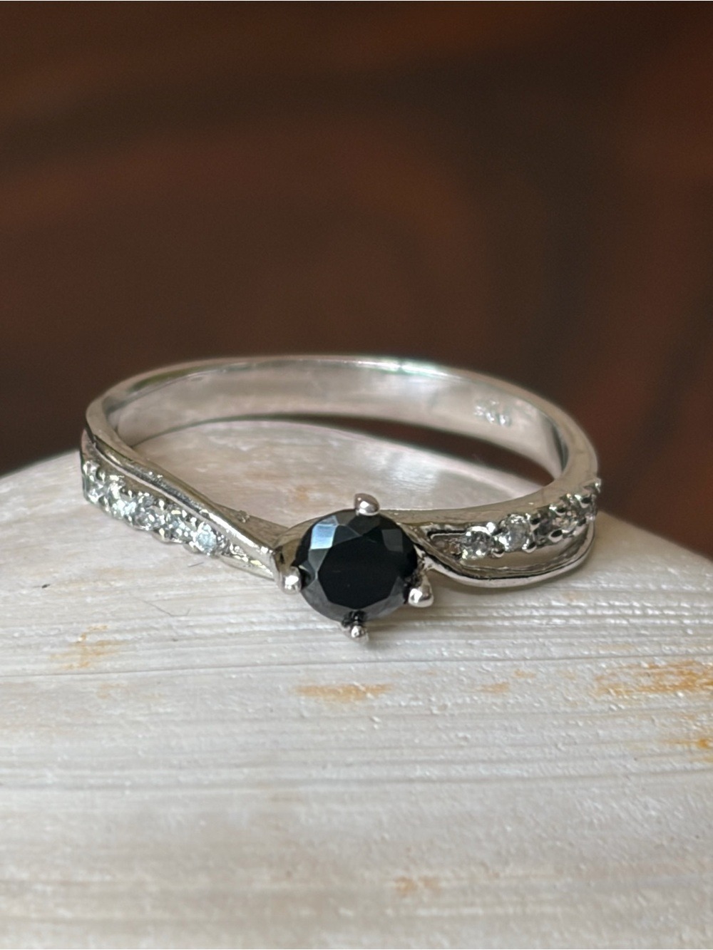 Sterling Silver Ring Size 7 Dark Gemstone Accent Stones